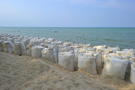 沿宋卡海滩的沙袋，以防止猛烈的海浪