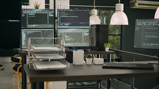在空的 IT 机构办公室显示解析代码的计算机显示器
