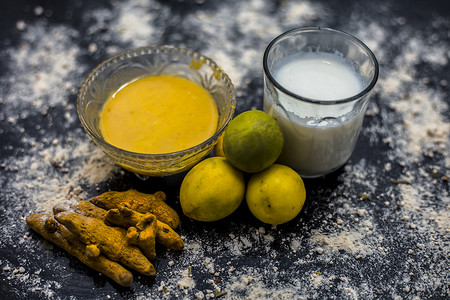 木质表面上的柠檬面罩，由柠檬汁、克面粉或鹰嘴豆粉、姜黄或 Haldi 和玻璃碗中的牛奶组成。用于治疗晒黑。