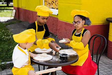 非洲黑人和高加索儿童的跨国儿童的童年厨师活动。