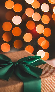 节日气氛和节日气氛、包裹的礼物和圣诞树灯在背景