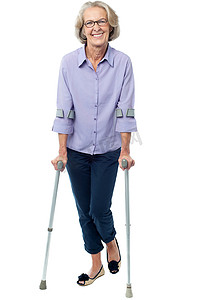 老女性摄影照片_拄着拐杖走路的老妇人