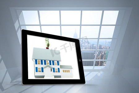 房屋合成摄影照片_平板电脑屏幕上带有价格标签的房屋合成图像