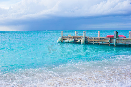 特克斯摄影照片_特克斯和凯科斯群岛加勒比海岛上带码头的完美海滩