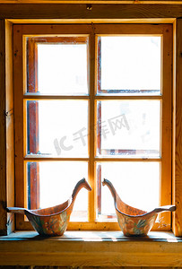 阳光照射的窗户俄罗斯小屋和雕刻的水桶