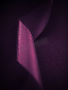 在紫色背景的抽象卷曲丝带，专属豪华