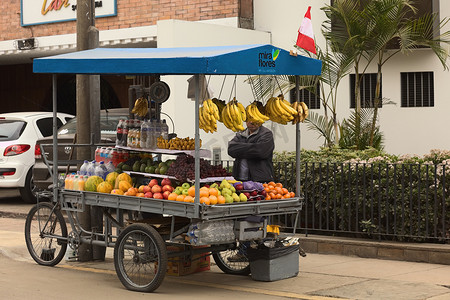 秘鲁利马米拉弗洛雷斯的水果车