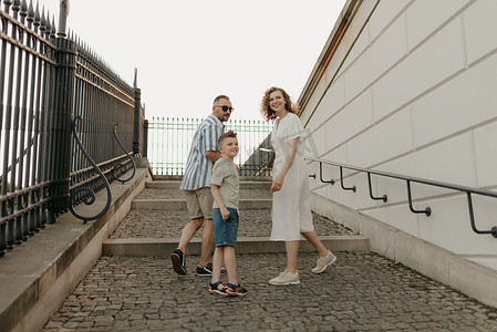 在一个古老的欧洲小镇，一家人正在爬宫殿的楼梯。