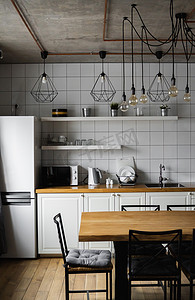 豪华住宅中现代、明亮、干净的厨房内部配有不锈钢器具。