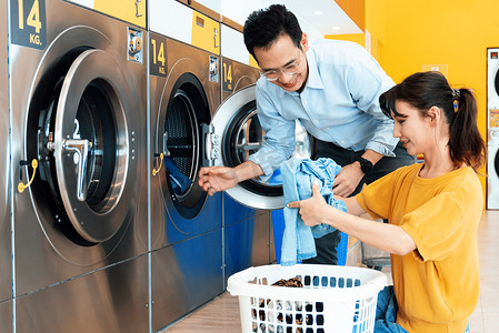 亚洲人在公共房间使用合格的洗衣机。