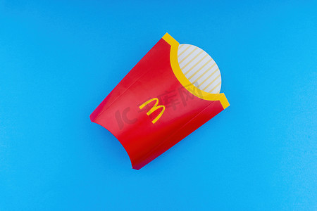 麦当劳素材摄影照片_马来西亚吉隆坡 — 2020年10月19日：蓝色背景的麦当劳炸薯条盒