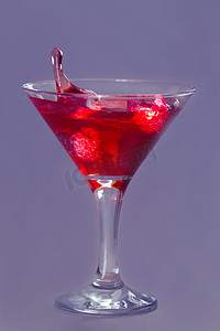 紫色气泡饮料摄影照片_落在马提尼酒杯中的水滴