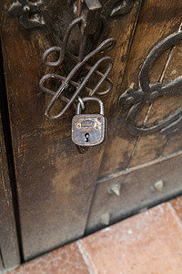 一个国家古老门上的老式挂锁