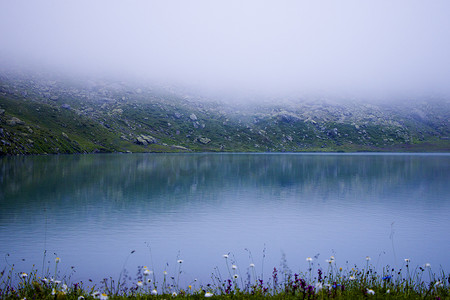 山湖和雾、雾蒙蒙的湖、令人惊叹的风景和斯瓦内蒂高山湖 Okhrotskhali 的景色