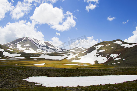 人和风景摄影照片_惊人和美丽的山脉景观、雪、山峰和小山。
