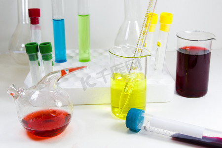 无菌台、玻璃器皿和吸管中的实验室化学液体元素和研究诊断、仪器和物品。