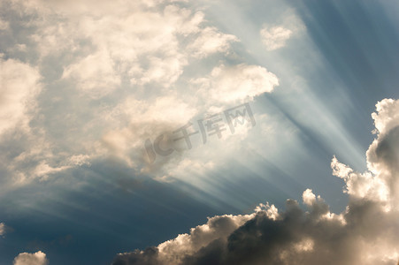 高光束摄影照片_太阳透过云层投下光束