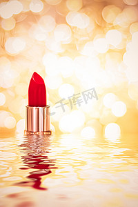 广告背景金色摄影照片_金色背景上的红色唇膏、化妆品和化妆品