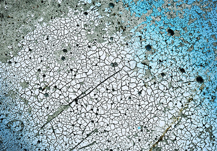 老蓝色和白色被绘的表面开裂的混凝土