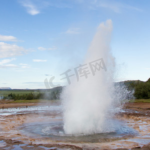 冰岛 Geysir 地区的 Strokkur 喷发