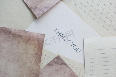 感恩感恩节摄影照片_谢谢木桌上的留言和信封