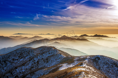 冬季景观与日落和雾在 Deogyusan 山，S