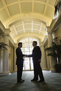 两个商人握手。