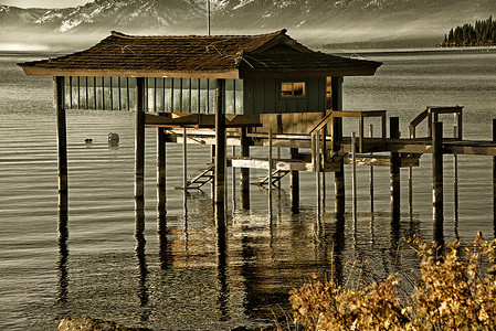 湖中的高跷小屋