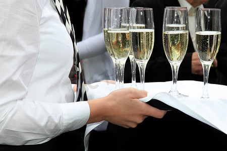 女服务员在香槟招待会上供应香槟