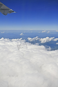 云纹花纹边框摄影照片_具有云纹的喷气式飞机机翼视图