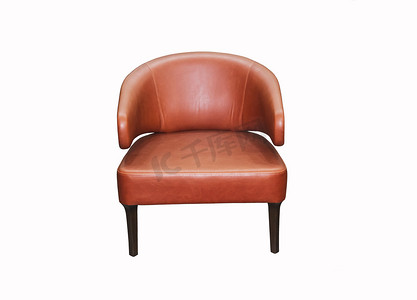 在白色背景的舒适的红色皮革扶手椅子。