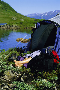 户外露营者睡在湖边的露营地