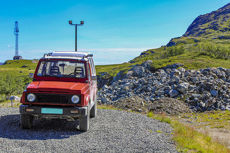 挪威海姆瑟达尔山顶的红色四轮驱动车。