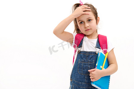小学生，可爱的小女孩把手放在额头上，背着粉色背包和白色文案