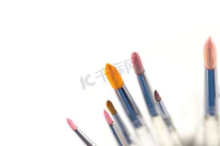 多彩的水彩画笔