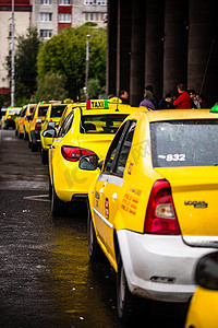 交通中的汽车，现代城市出租车服务。