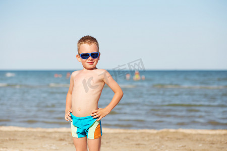 在海滩上戴着时尚太阳镜的小孩