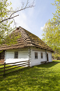 波兰科尔布佐瓦露天博物馆中古老的传统木制波兰小屋