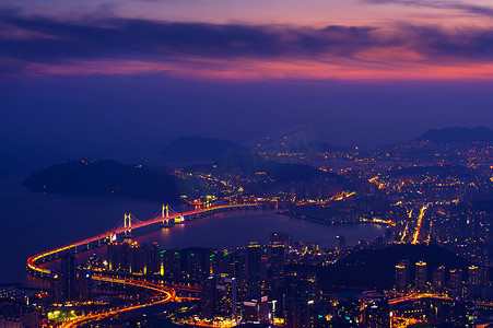 韩国釜山日落时分的广安大桥和海云台