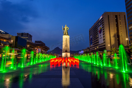 光化门广场色彩精美的喷泉，市中心有李舜臣海军上将雕像。