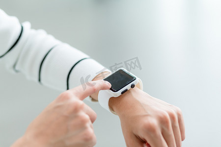 手表摄影照片_女性使用智能手表