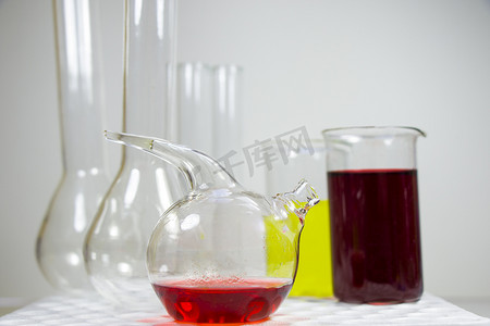 物品台摄影照片_无菌台、玻璃器皿和吸管中的实验室化学液体元素和研究诊断、仪器和物品。