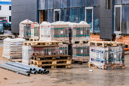 砖摄影照片_白俄罗斯，明斯克 — 2020年3月14日：建筑工地室外建筑材料和砖块储存