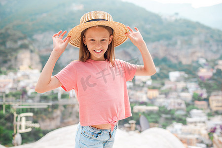 意大利波西塔诺镇温暖阳光明媚的夏日可爱的小女孩