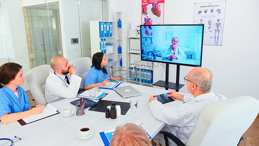 q卡通医务人员摄影照片_医务人员团队在与医院医生的视频会议中
