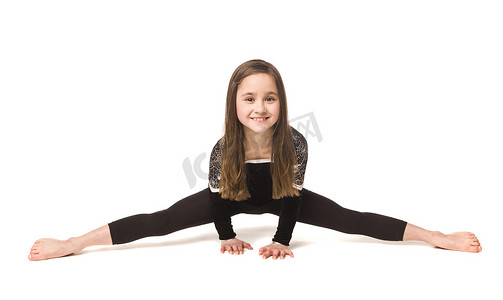 做体操的年轻女孩