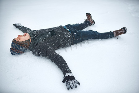 雪把我带回了我的童年。