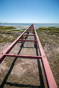 蓝色放射摄影照片_在 Ria Formosa 沼泽地的未完成的桥梁