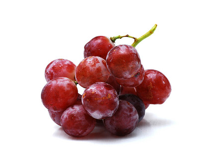 白色背景上的红葡萄