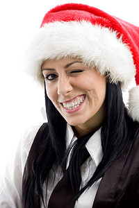 年轻女性眨着眼睛，戴着圣诞帽